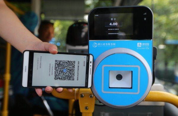 在杭州常见的支付宝扫码支付公交车费
